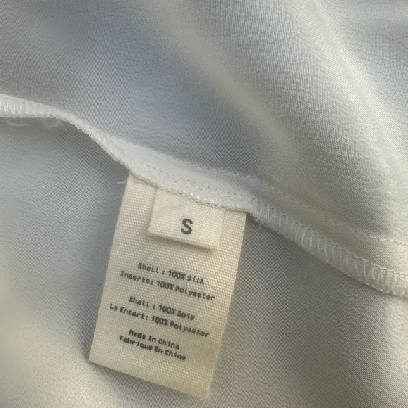 L’AGENCE Blouse size S
Pit to pit: 21”
Length: 27”
Silk/Polyester - Picture 4 of 6